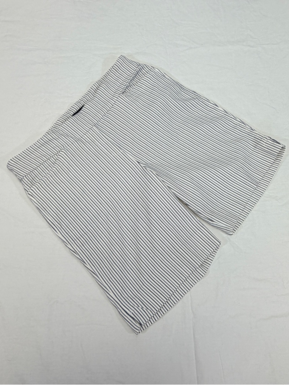 Hilary Radley Pinstripe Pull On Bermuda Shorts L Stretch White Blue - Picture 6 of 9